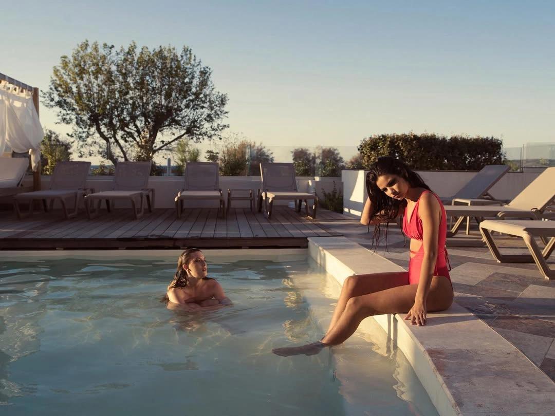 La piscine de la résidence de luxe Dolce paese près de Calvi