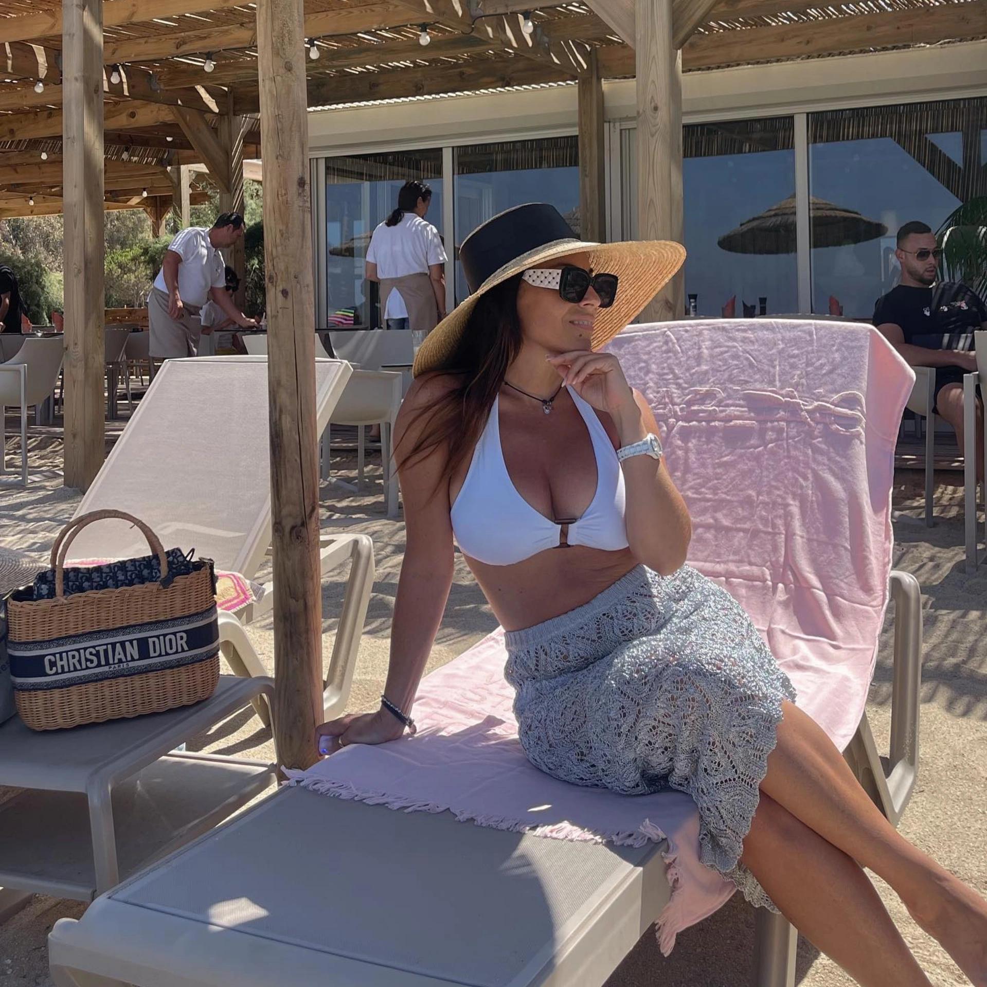 Les transats de la piscine de la résidence Dolce Paese près de Calvi